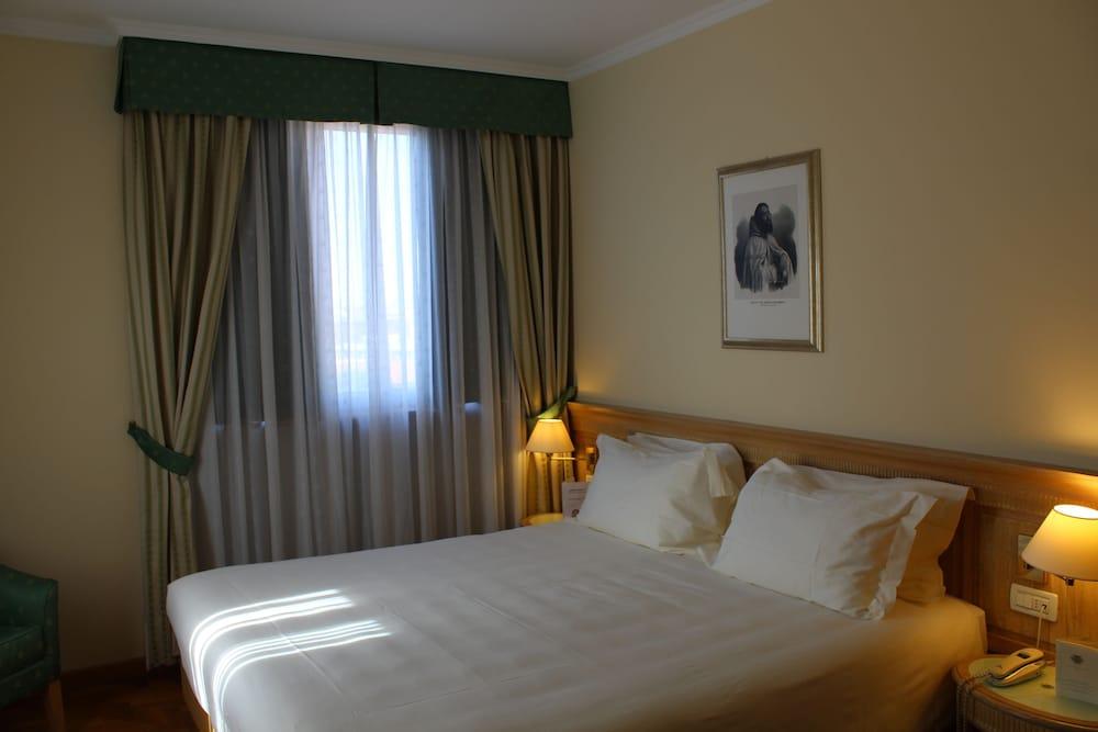 Ambassador Palace Hotel 4*
