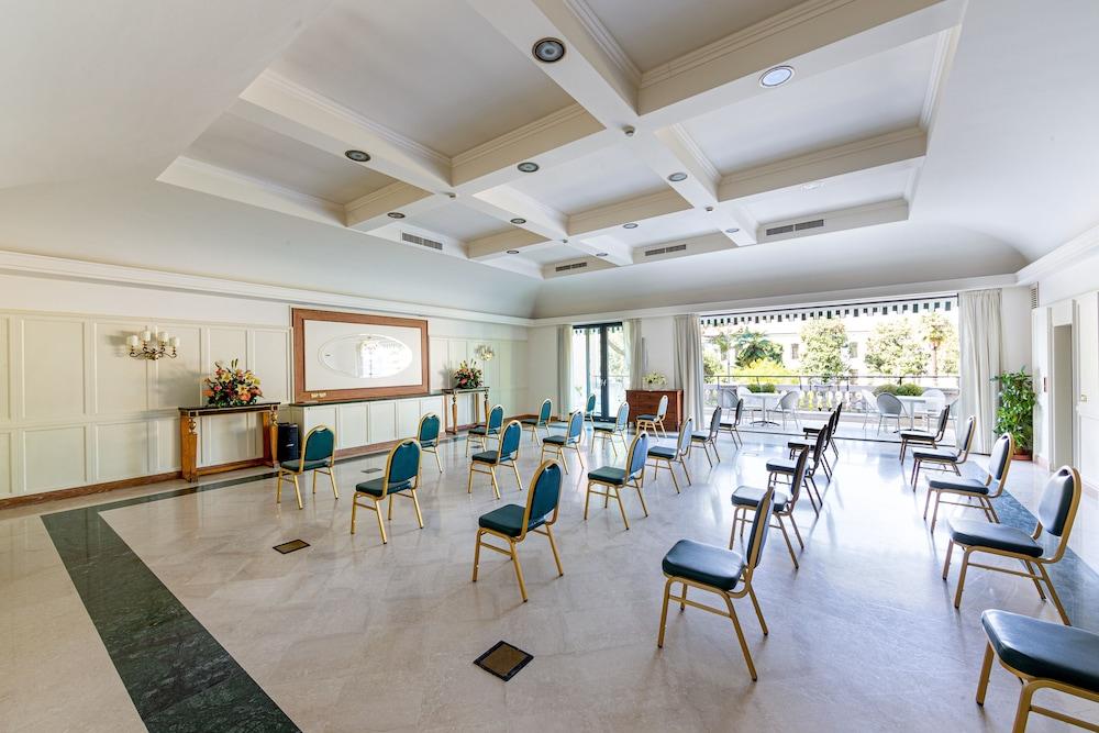 Ambassador Palace Hotel 4*